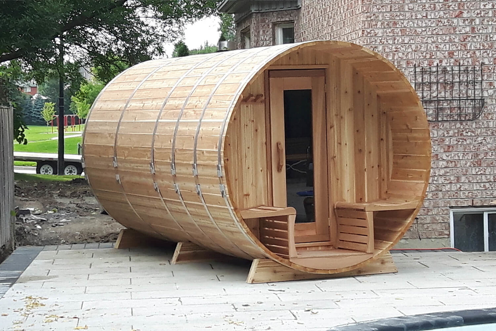 Barrel Sauna Knotty Red Cedar Ø 213 x L 310 cm  With Bevel Roof + Porch